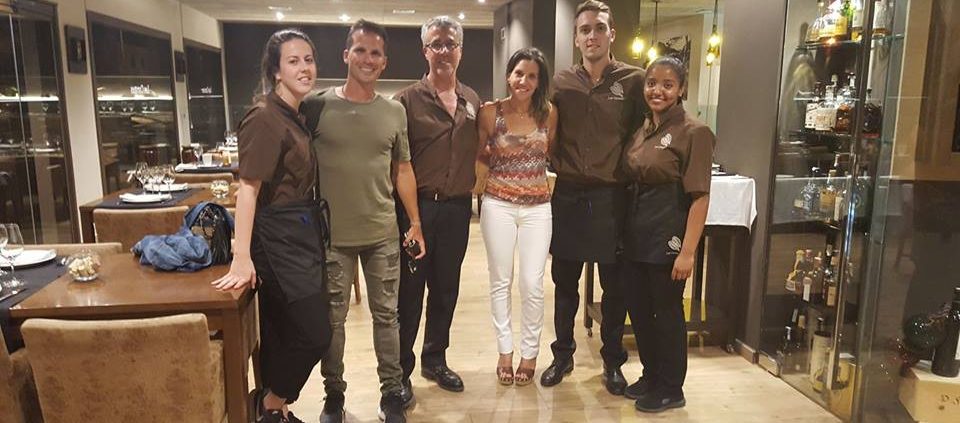 Joan González i Karla Habeermeyer, els components de LokaLinda, amb Carla Carreras , Pere Miquel Carreras i l'equip de Les Corones, dissabte passat a la nit.