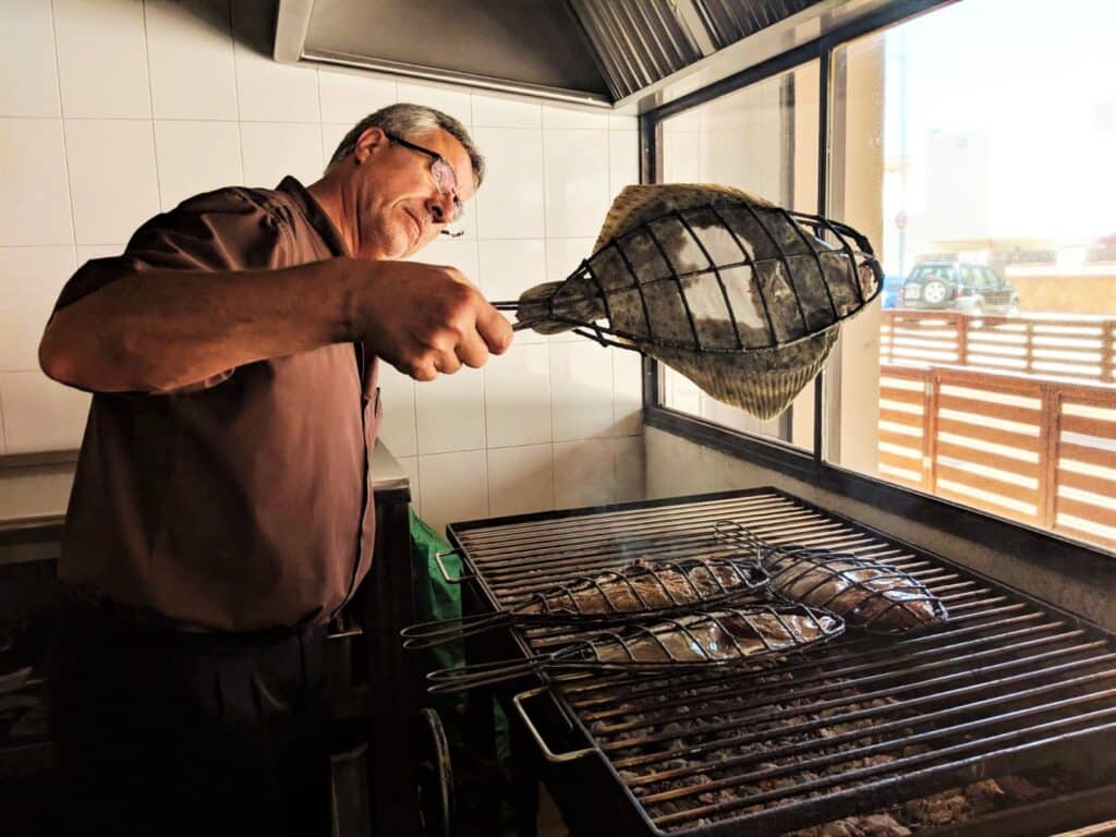 Pere Miquel vigilant el turbot