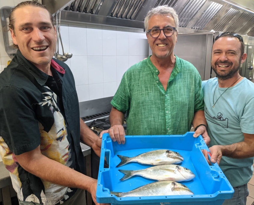 El pescador artesanal, Joan Massagué; el propietari del restaurant Les Corones, de l'Estartit, Pere Miquel Carreras i el pescador artesanal Isaac Moya, amb una mostra de peixos de l'Estartit.