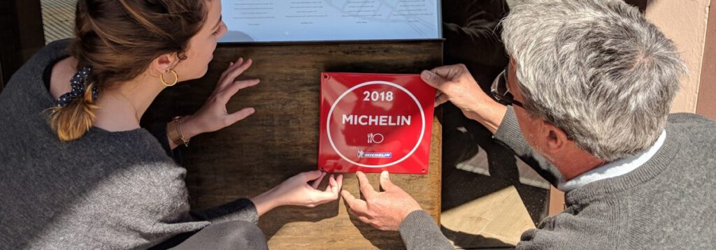 Dues persones col·locant la placa Michelin