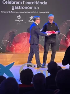 Pere Miquel Carreras en el moment de rebre la placa que acredita el Restaurant Les Corones com a establiment recomanat a la Guia MIchelin 2026