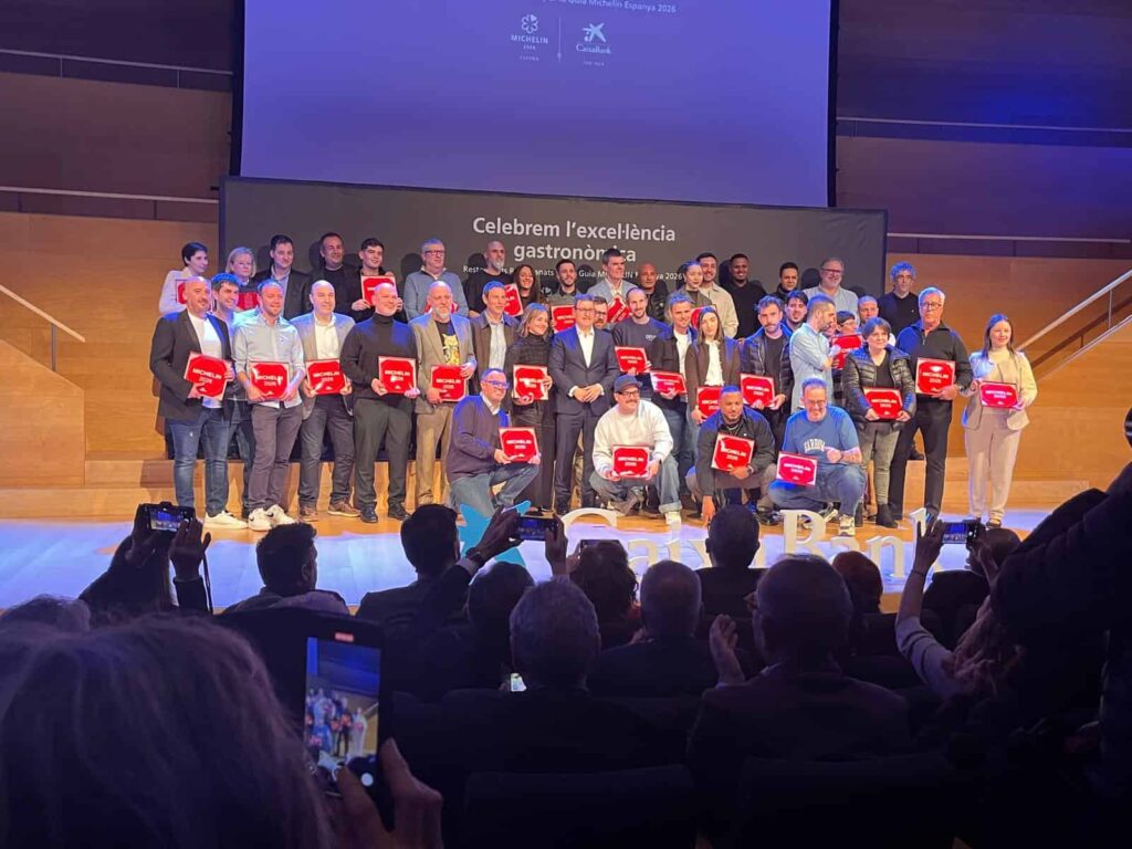 Foto de grup dels establiments recomanats a la Guia Michelin 2026 en l'acte de lliurament de plaques que es va fer a l'Auditori de Girona aquest 23 de febrer al vespre.